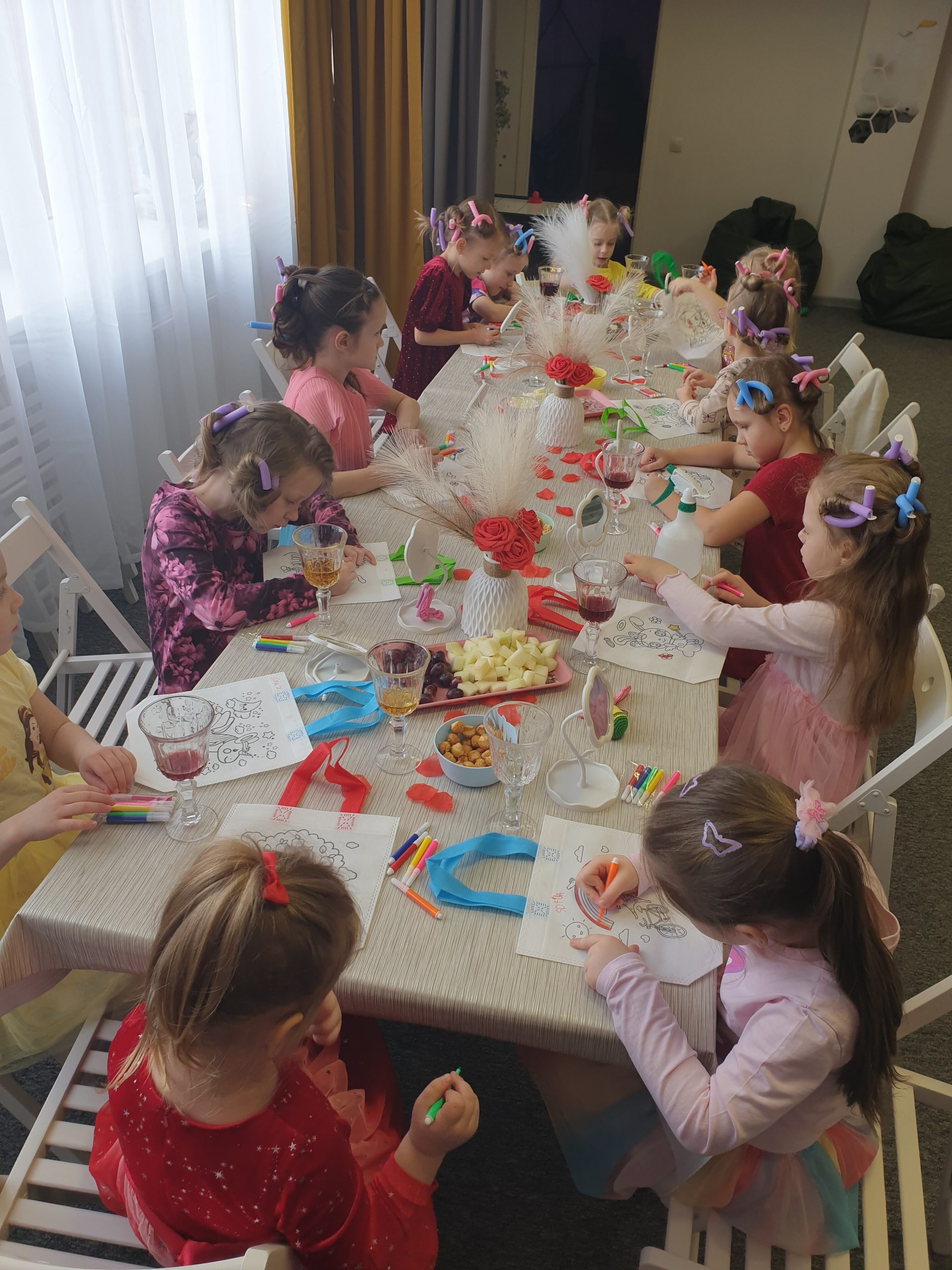 Mazo lēdiju dzimšanas dienas ballīte – meitenes pie svētku galda piedalās radošās aktivitātēs