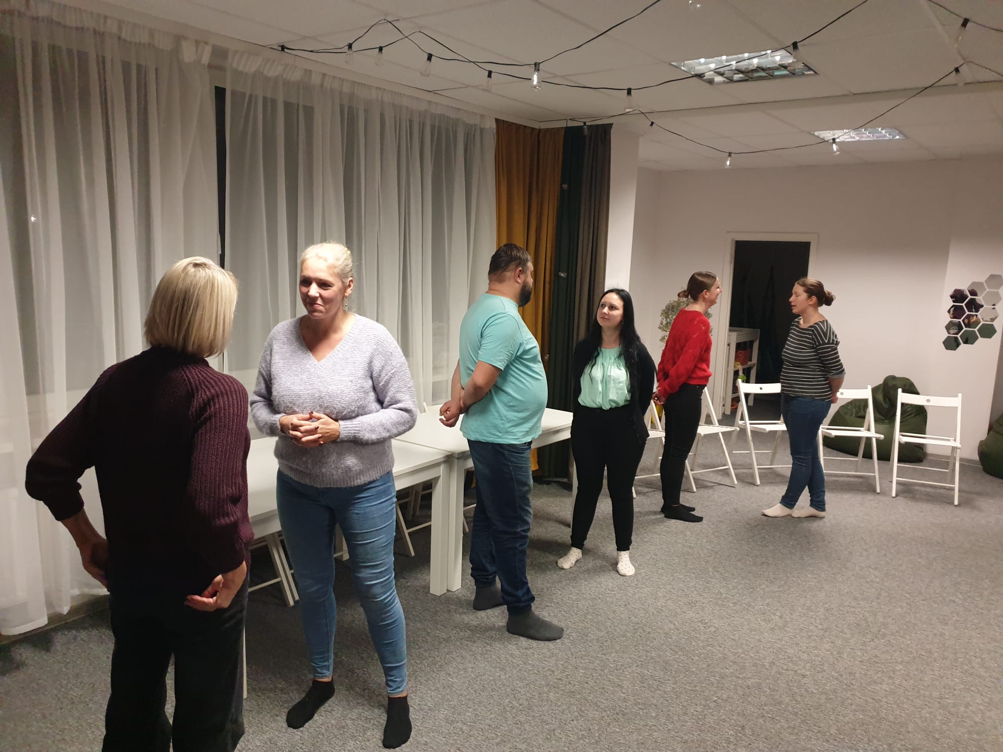 Improvizācijas nodarbības pieaugušajiem Jelgavā – dalībnieki piedalās improvizācijas aktivitātēs