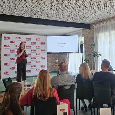 Publiskās runas meistarklase – Kristīne vada praktisku uzstāšanās un komunikācijas prasmju nodarbību